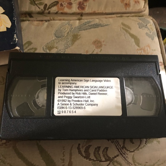 🍎Learning American Sign Language (1st Ed) VHS - 530 $20 or $15 w/offer - Picture 2 of 2